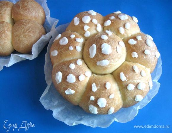 Нанести детали мордочек и лапок медведей на бриоши с помощью ножа для фруктов, у него тонкое лезвие. Дать подсохнуть некоторое время (минут 30). 
