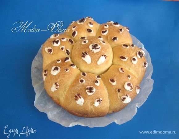 На водяной бане растопить шоколад (здесь шоколад — 75% какао) с добавлением небольшой части сливочного масла, помешивать. Дать остыть немного. Нанести с помощью зубочистки детали мордочек и лапок мишек. Дать постоять некоторое время.