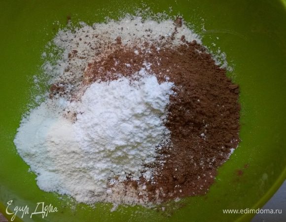 В отдельной миске смешиваем какао, муку, соль и разрыхлитель.