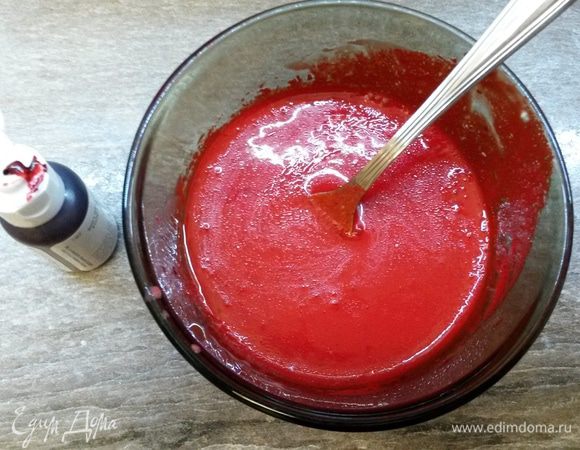 В другой миске смешиваем растительное масло, кефир, уксус, ванильную эссенцию и краситель. Краситель используем гелиевый. Мне для насыщенного цвета понадобилась 1 ст. л.