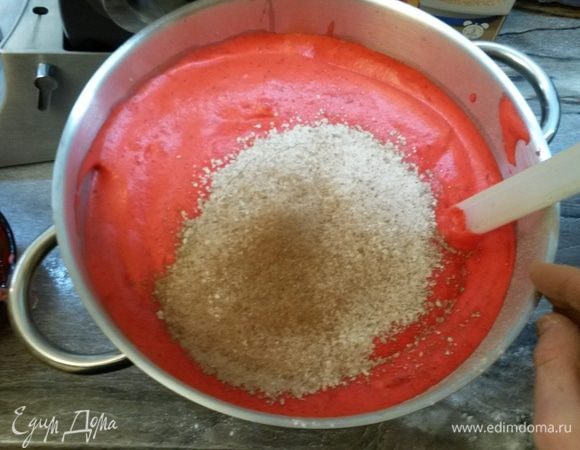 К яйцам добавляем жидкие ингредиенты, взбиваем до однородности и равномерного окрашивания массы.
Добавляем сухие ингредиенты, аккуратно вмешиваем лопаткой.