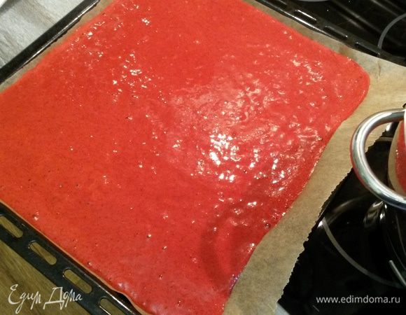 Выливаем тесто на противень, застеленный пергаментом.
Выпекаем 15 минут при температуре 180°С.