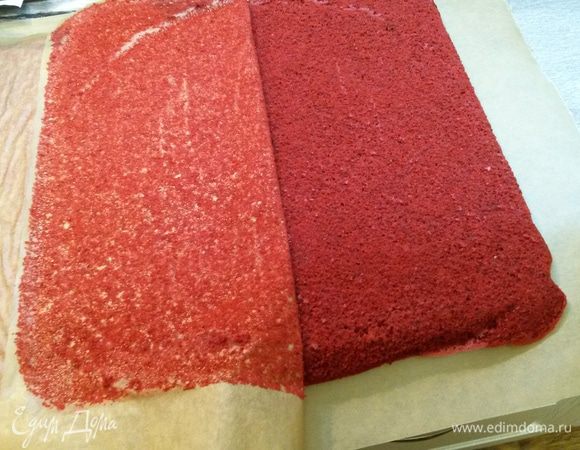 Готовый рулет переворачиваем на чистый лист пергамента. Аккуратно снимаем пергамент, на котором рулет пекли.