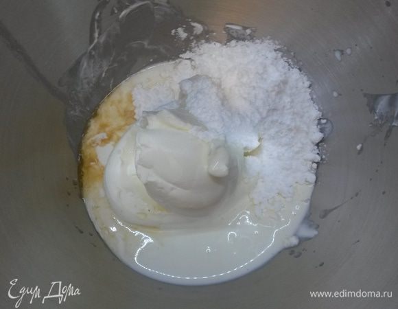 Соединяем все ингредиенты для начинки, взбиваем до густого кремообразного состояния 1-2 минуты.