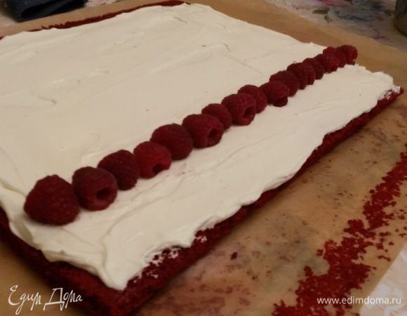 Разворачиваем рулет. Смазываем кремом. Выкладываем свежие ягоды малины как на фото.