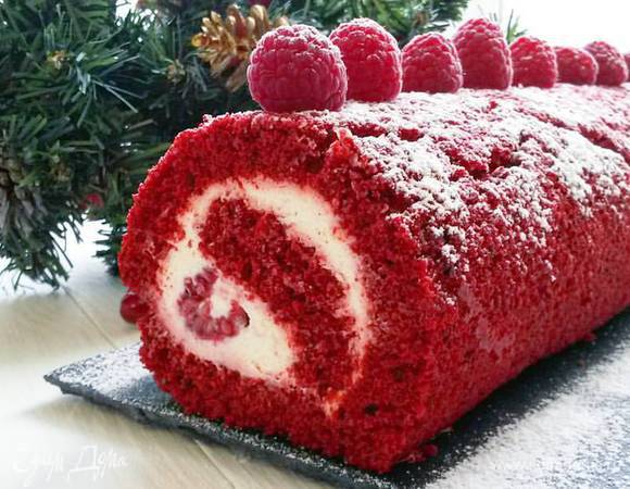 Сворачиваем рулет, заворачиваем в пищевую пленку и убираем в холодильник на сутки. Конечно, можно и сразу кушать. Но, если есть возможность, лучше дать рулету пропитаться.
Готовый рулет посыпаем сахарной пудрой и украшаем малиной.
Приятного аппетита!