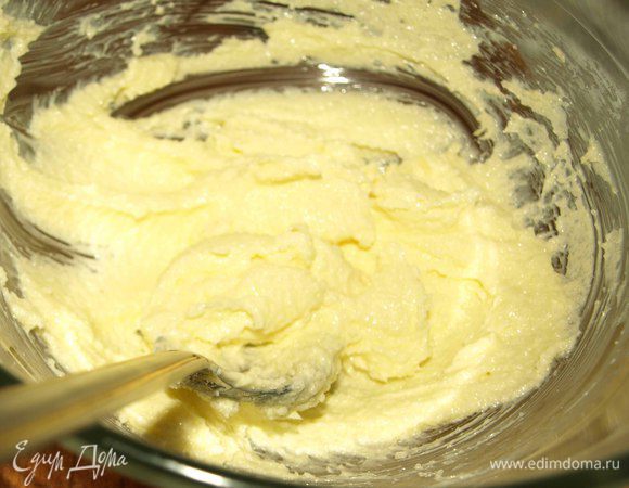 Масло взбиваем с солью и сахаром до белой, пышной массы.