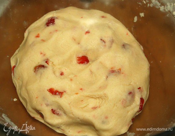 Добавляем муку с разрыхлителем и замешиваем тесто. Тесто должно получиться однородным, мягким, не липнуть к рукам и приятным в работе.