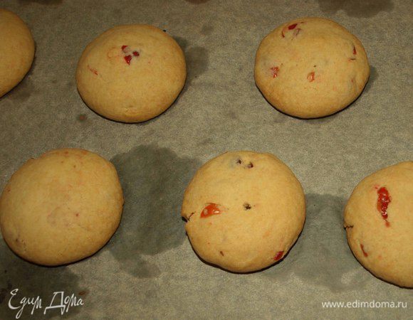 Отправляем в заранее разогретую духовку до 180°С на 15-20 минут (зависит от размера печенья). Пока печенье не станет светло-золотистого цвета. Готовое печенье достаем из духовки и даем остыть на противне пару минут. Перекладываем с противня и даем полностью остыть