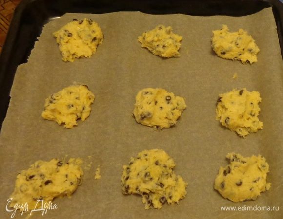 Ложкой выложить тесто на пергамент на расстоянии 3-4 см.