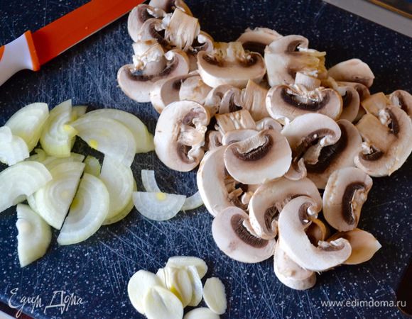Духовку включить разогреваться на 200°С. 
Чеснок нарезать тонкими пластинами, небольшую (!) луковицу нарезать тонкими полукольцами. Шампиньоны нарезать тонкими пластинами. 