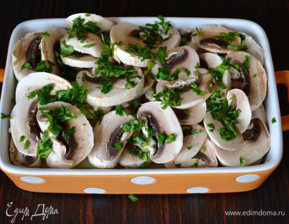 Сверху посыпать все рубленной петрушкой. 