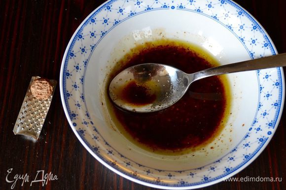 Отдельно в мисочке приготовить соус. Для этого смешать оливковое масло, бальзамический уксус, мёд, соль, свежемолотый перец и мускатный орех. Перемешать.