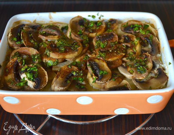 Готовую запеканку подавать со свежим ароматных хлебом или гренками.