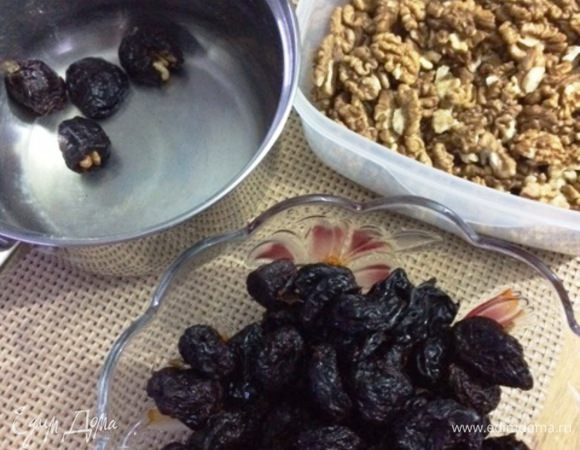 Чернослив тщательно моем и начиняем ядрами грецкого ореха.
Я старалась нафаршировать половинкой ореха.
Укладываем наш чернослив с орехом в емкость с толстым дном, в которой будем варить его в вине.