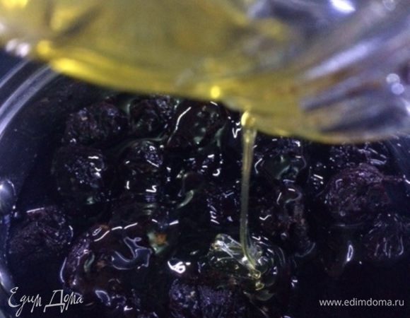 Вливаем жидкий мед, аккуратно перемешиваем чернослив и оставляем до полного остывания.
Накрываем крышкой и отправляем в холодильник минимум на ночь.
У меня до подачи чернослив сутки простоял в холодильнике. 