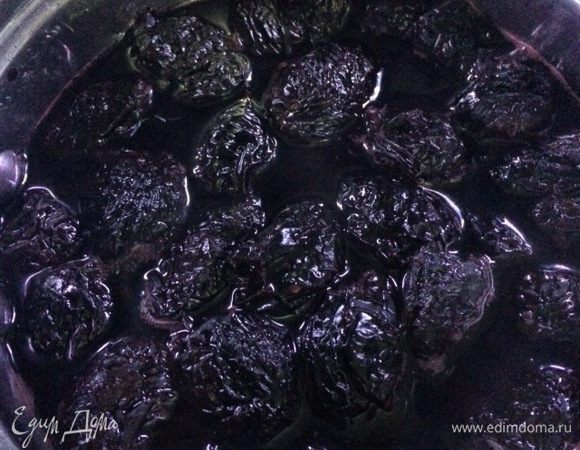 Достаем настоявшийся чернослив.
Взбиваем сливки со столовой ложкой сахарной пудры.