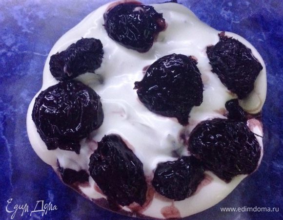 Укладываем чернослив в удобную посуду, в которой будем подавать на стол (в креманках или вазочках). Слой чернослива, слой сливок...