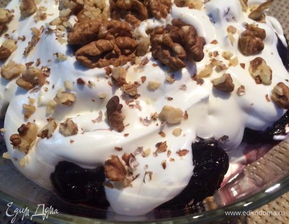 Сверху посыпаем рубленным грецким орехом или же украшаем по своему усмотрению.
Подаем к столу, угощаемся и угощаем гостей.
Сплошное блаженство для любителей чернослива и грецкого ореха.