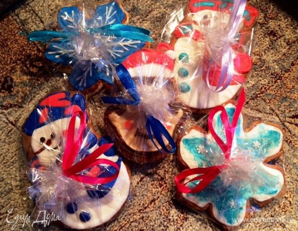 Похвастаюсь еще и пряниками своими :) 
Деткам, к основным купленным подаркам готовила, сама получила удовольствие от процесса.