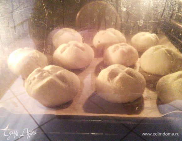 Вот так булочки выглядели в духовке через 10 минут! Ну не чудо ли это?! Не могла не сфотографировать несмотря на неприглядный вид моей грязной духовки :) 