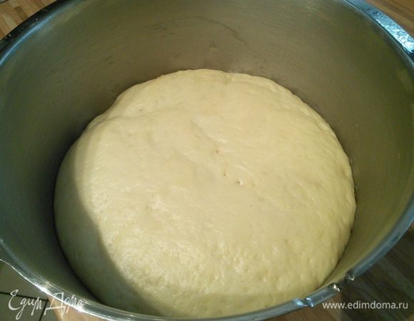 Отправляем тесто под плёнкой в тёплое место на расстойку на 2 часа (у меня это разогретая до 25°С). Через 1 час тесто необходимо обмять. Тесто отлично подходит и увеличивается в объёме в три раза. 