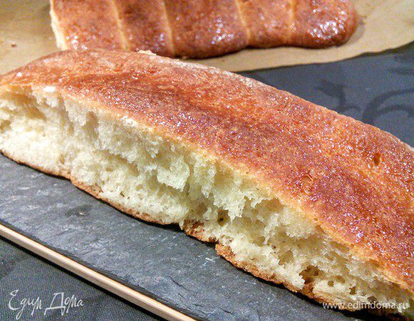 Выпекаем в заранее разогретой до 180°С духовке около 35 минут с паром. Готовые горячие булочки ещё раз обильно смазываем сахарной водой. 