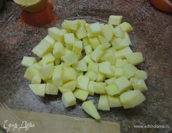 Яблоки (я очистила от кожуры) разрезать пополам, удалить семена и нарезать небольшими кубиками. Сбрызнуть 1 ст. л. лимонного сока, чтобы они не потемнели.