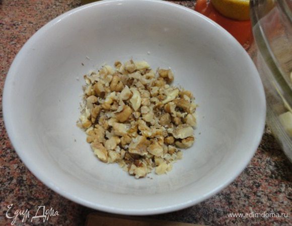 Орехи порубить довольно крупно.