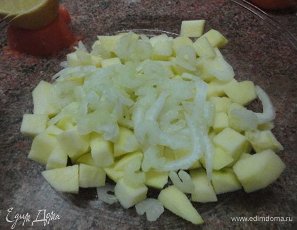 Сельдерей помыть, снять кожицу и нарезать тонкой соломкой. Соединить с яблоками.