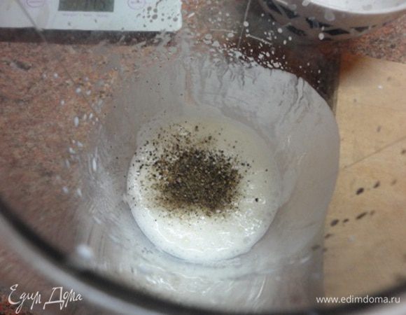 Приготовить заправку. Нежирные сливки взбить миксером, добавить йогурт, соль, перец