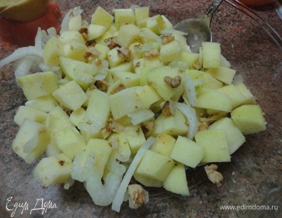 Орехи добавит к яблокам, полить заправкой, перемешать.