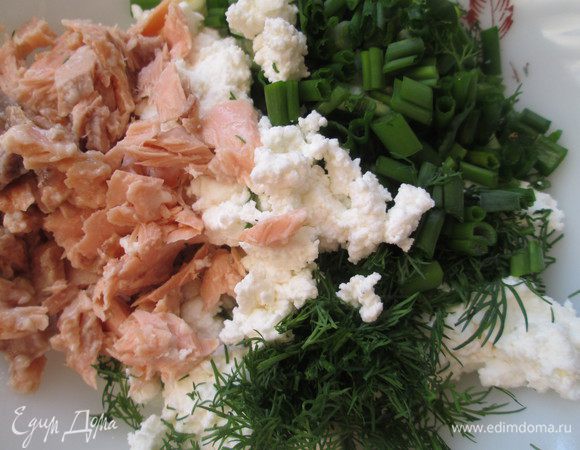 Готовим начинку: мелко нарезаем лосось (отварной, копченый, малосоленый и т.д.),  измельчаем укроп и зеленый лук, добавляем мелко нарезанную фету или другой рассольный сыр. Перемешиваем, по вкусу добавляем соль, перец.