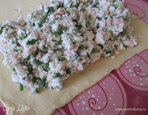 Выкладываем начинку на сторону пласта теста, смоченную водой.