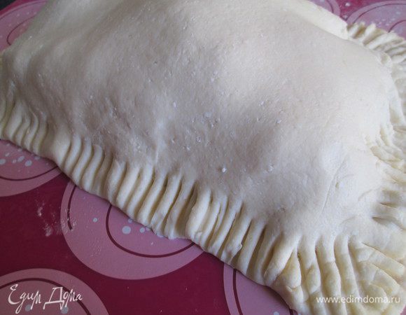 Защипываем края (смоченное водой тесто хорошо склеивается) и убираем заготовку в морозильник на 15 минут.
В праздники у всех нет места в морозильной камере. Придется что-нибудь на 15 минут оттуда вынуть (за это время ничего не растает!).
