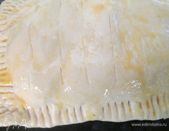 Теперь смачиваем штрудель яйцом, и делаем параллельные надрезы на расстоянии около 2 см.
Отправляем в духовку, нагретую до 200°С. Выпекаем 25 минут.