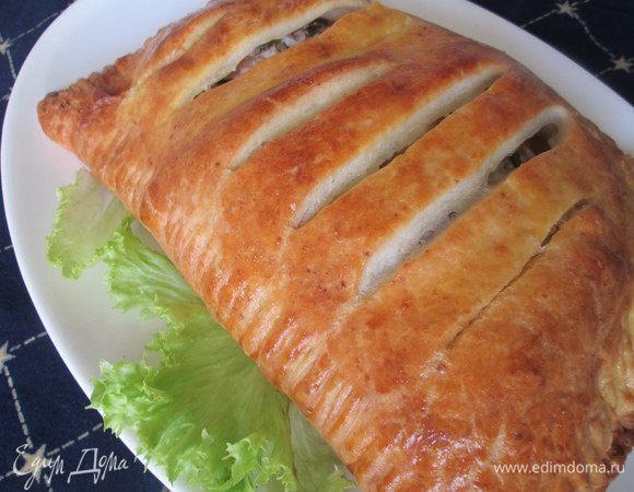 Готовый штрудель укладываем на блюдо, немного остужаем и подаем к столу.