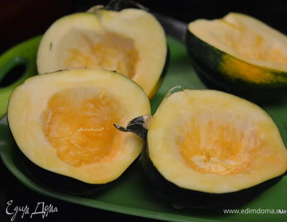 Разогреть духовку до 200°С.
Очистить тыквы от семечек. Нарезать пластинками.