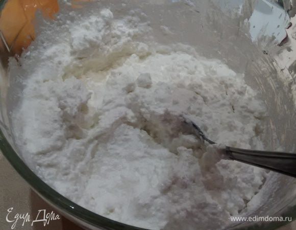 Творог хорошенько растереть с сахаром.