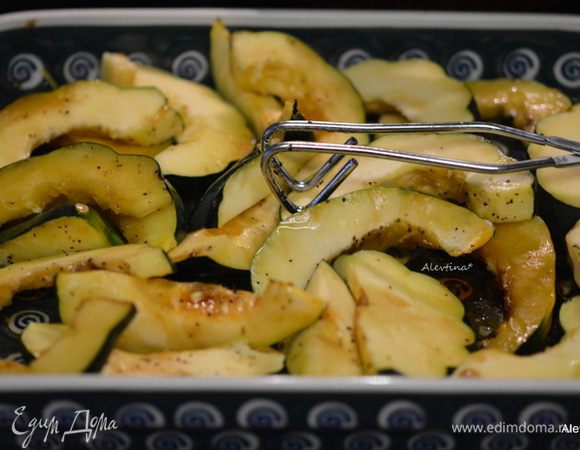 Достать из духовки, перевернуть кулинарными щипцами другой стороной, вновь посолить и поперчить по вкусу. Добавить остатки коричневого сахара сверху. Вернуть в духовку на 20 минут.