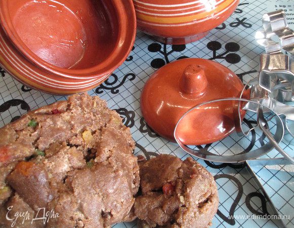 Пришло время достать наши заветные горшочки. 
Вынимаем тесто, выкладываем на доску или силиконовый коврик. Даем ему согреться — акклиматизироваться в новой среде.
Как было сказано в рецепте теста, готовить пряники нужно за 3 дня до Рождества, чтобы они вылежались под прессом и были полностью готовы к празднику.
