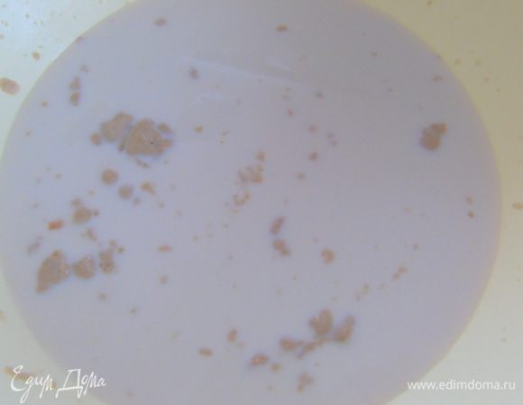 Молоко подогреем до хорошо теплого, добавим 1 ст. л. сахара, соль и дрожжи. Дадим дрожжам раствориться.