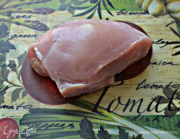 Филе индейки промойте и залейте солёной водой так, чтобы жидкость покрыла мясо (примерно 2 ст. л. соли на 3 литра воды). Через 2 часа слейте воду, мясо осушите бумажными полотенцами.