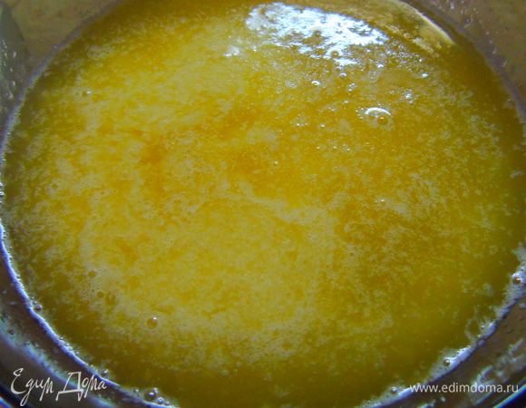 А этим временем растапливаем сливочное масло и маргарин, туда же добавляем растительное масло.