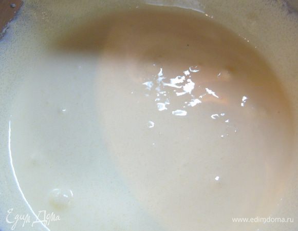 Отделяем желтки от белков (6 яиц). Желтки растираем с сахаром до бела.