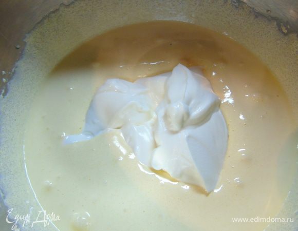 Добавляем сметану и ванильный сахар.