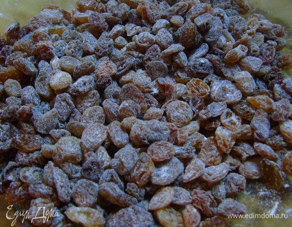 Изюм промываем, обсушиваем и обваливаем в муке.