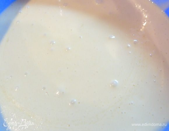 Добавляем желтково-сметанную массу, затем масляную и хорошо перемешиваем.