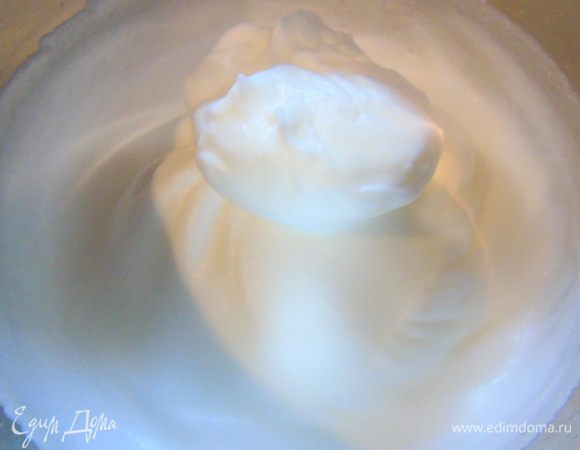 Белки взбиваем в крепкую пену.