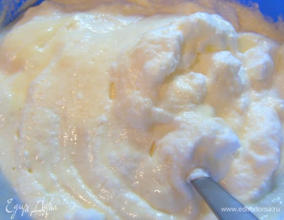 Вводим белки в тесто аккуратно, в несколько приемов.